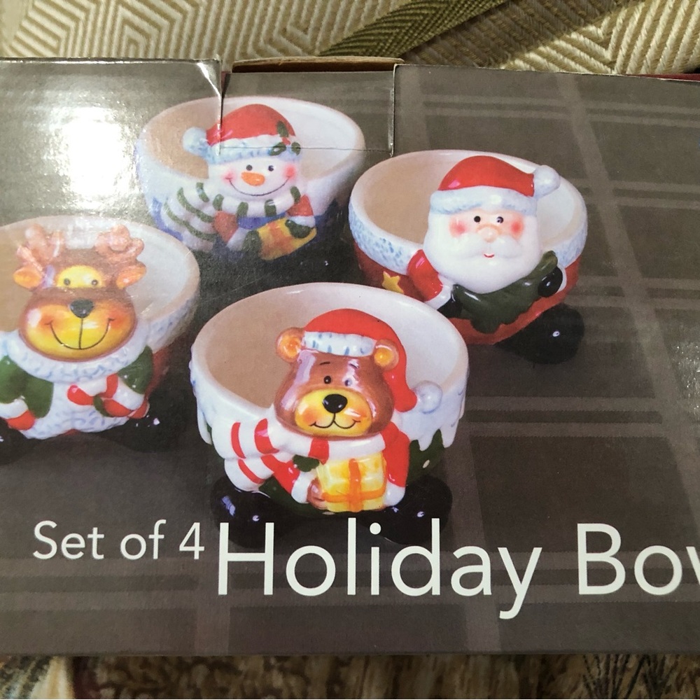 Set of 4 vintage holiday bowls.-NEW IN ORIGINAL BOX